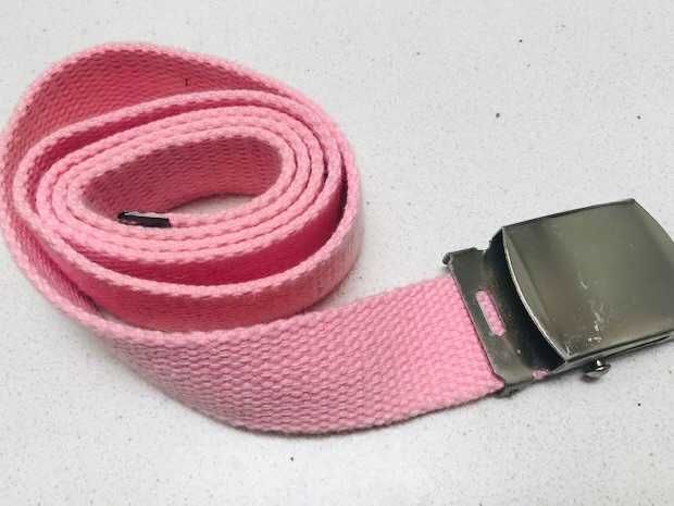 Cinto em tecido com fivela