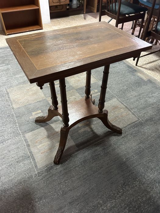 Mesinha em castanho com embutidos