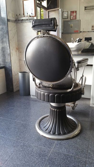 Cadeiras de barbeiro antigas.