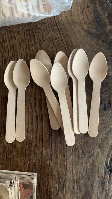 Vários copos e papel e colheres de madeira