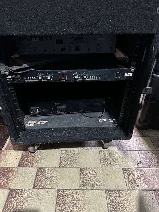 Mesa amplificada e rack