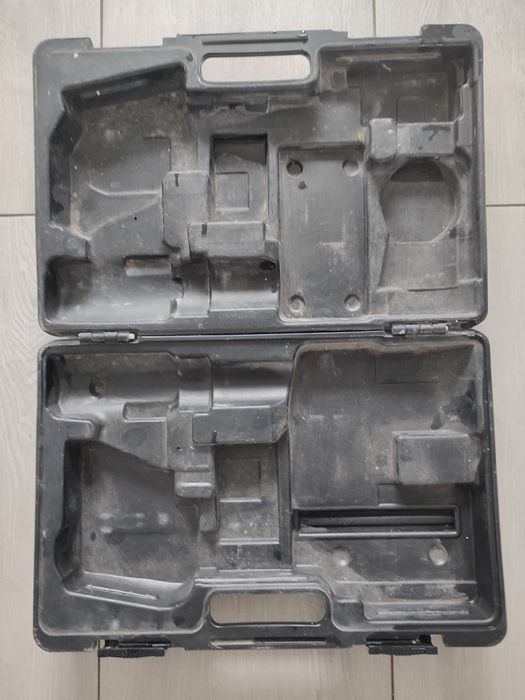 Skrzynka plastikowa.