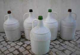 Garrafões de 5lt em vidro, revestidos a plástico, 0.50€