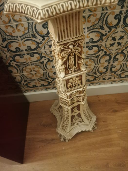 Coluna  em louça