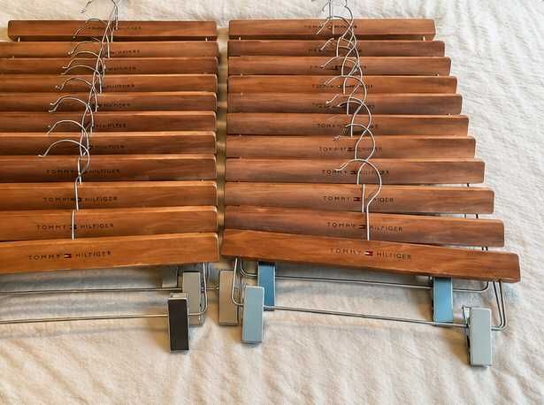 35 Cabides Tommy Hilfiger em Madeira — Originais
