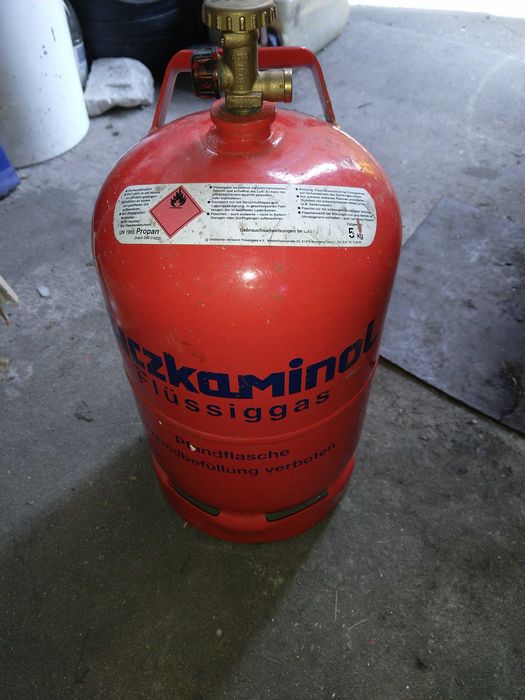 Butla gazowa z gazem do kempingu