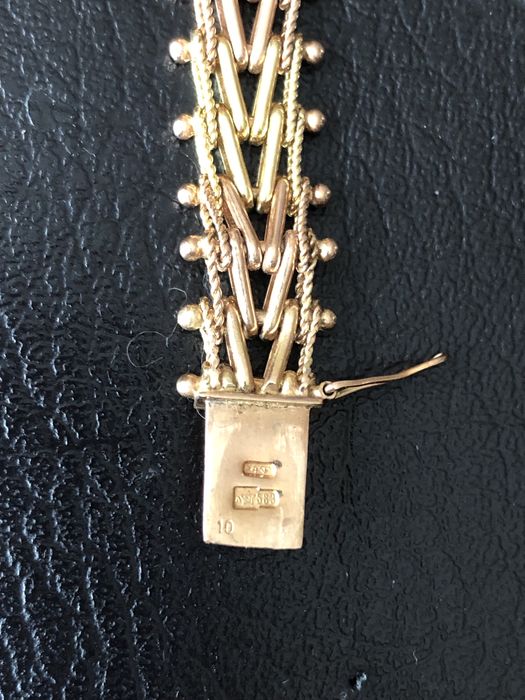 Золотые женские часы.