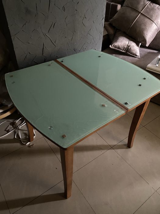 Столи  та стільці для вітальні та кухні