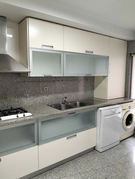Aluga-se Moderno  Apartamento T1 com garagem, no centro de Aveiro.