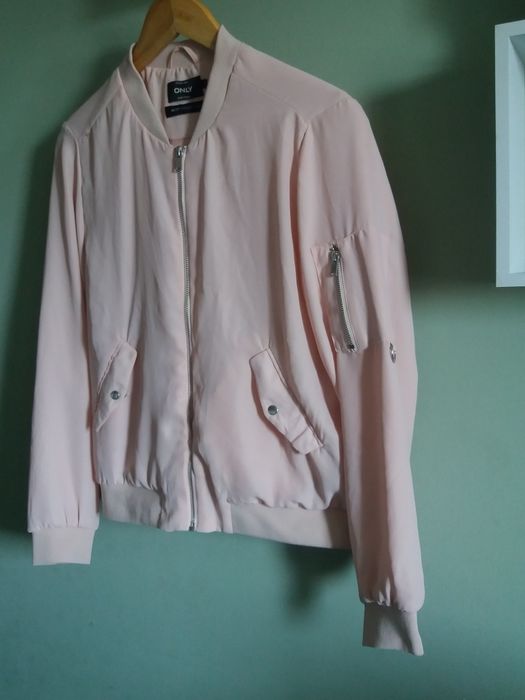 Pudrowa bomberka damska firmy Only