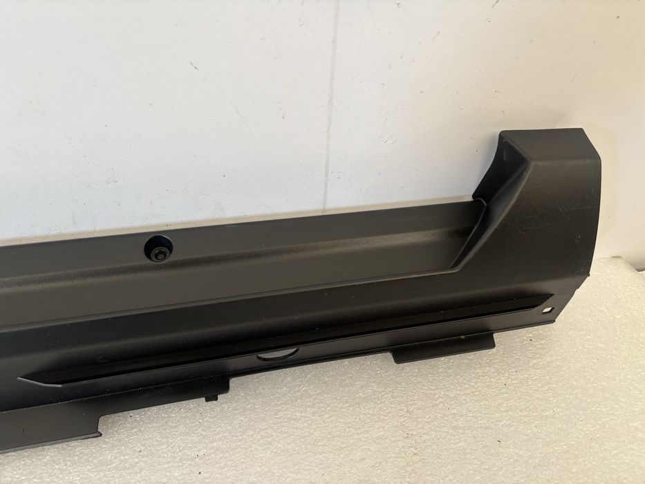 Toyota Yaris Cross 20- listwa progowa prawa nakładka na próg prawy