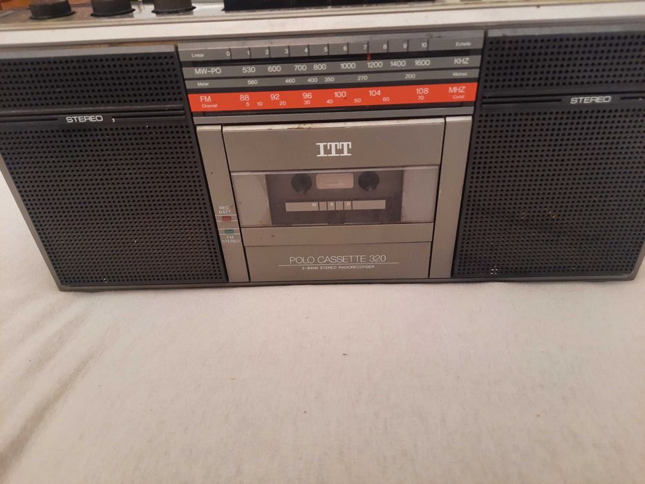 Stary radiomagnetofon ITT Polo