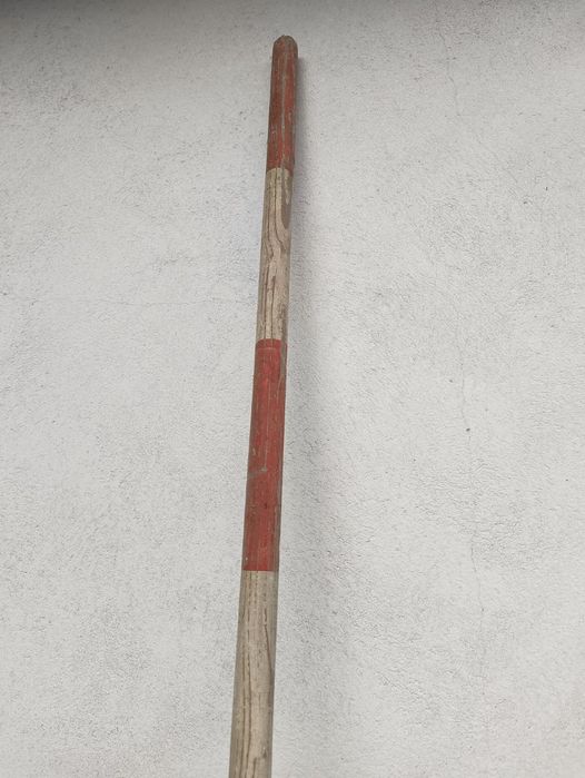 Tyczka geodezyjna stara