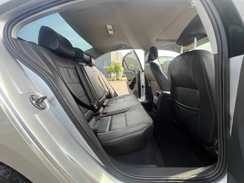 Volkswagen Jetta SE      2013