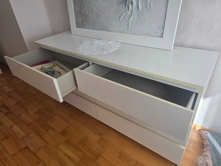 Biała komoda z szufladami