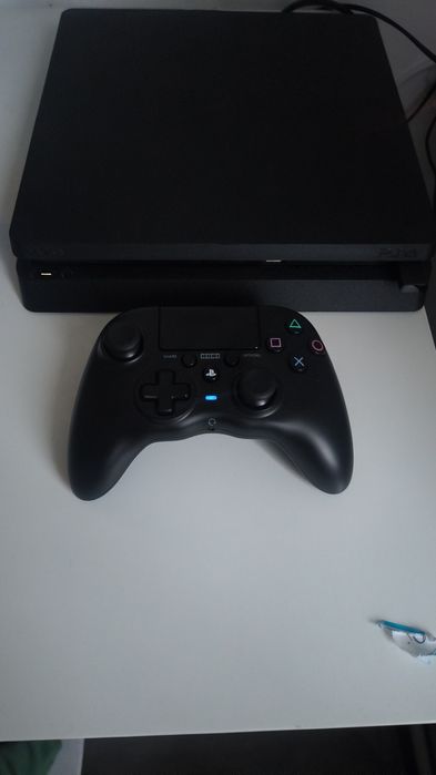 PlayStation 4 z trzema grami