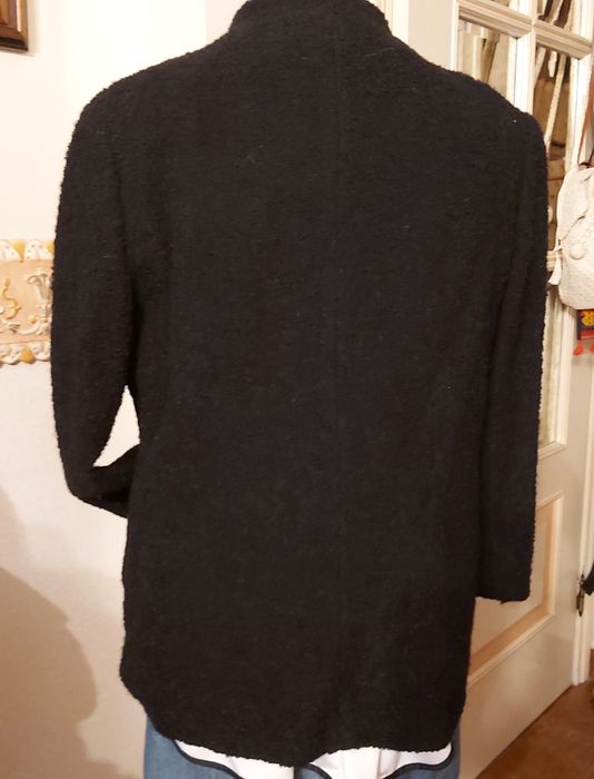 Casaco preto em fazenda