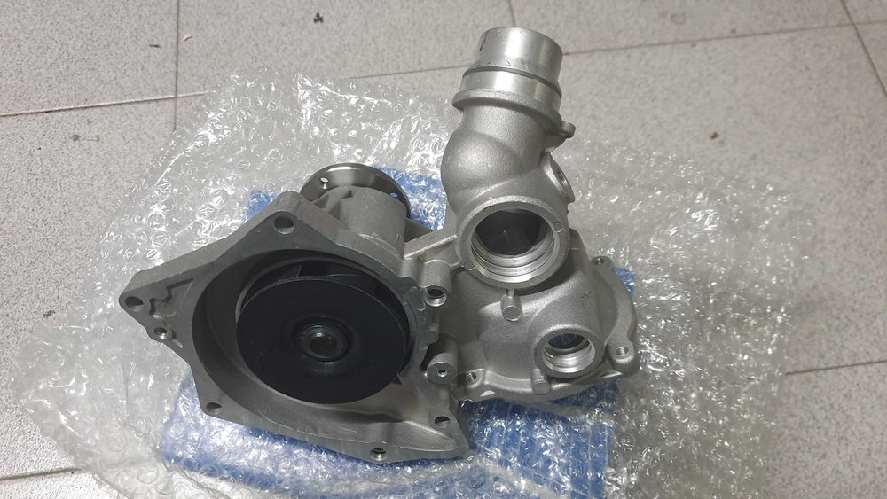 Bomba de agua bmw V8 4.4 SKF VKPC 88832