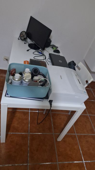 Mesa de escritorio + 4 cadeiras