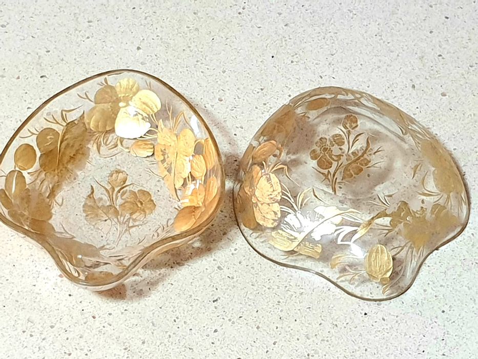 Raras antigas taças em vidro lapidado com folha de ouro Sec. XIX