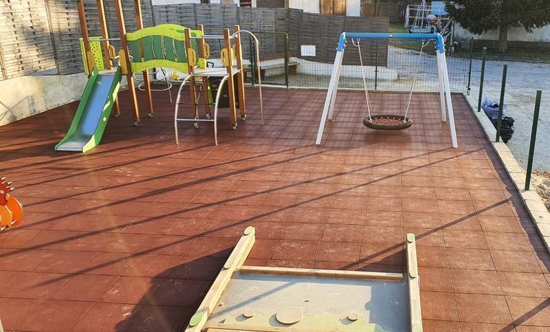 Bezpieczna nawierzchnia z atestem. Plac zabaw siłownia crossfit, ogród