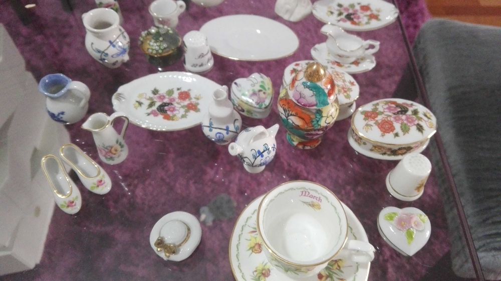 Armário com coleção de miniaturas em loiça fina - tudo 100 euros