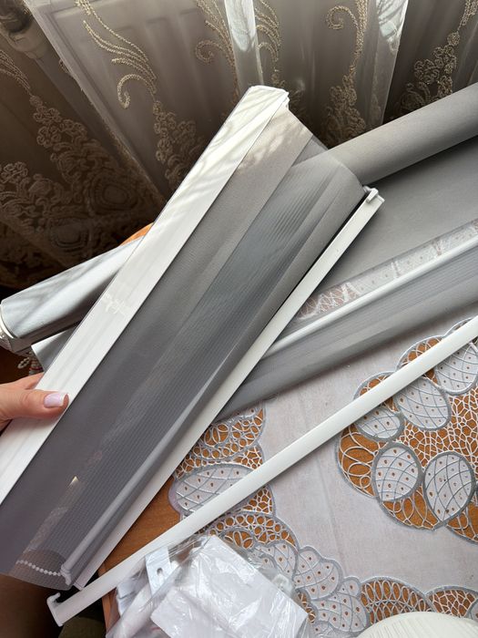 Сірі жалюзі, нові, є два нобори на два вікна. Чому не подобаються, тому що трішкі затемні на моєму вікні, хочу замовити світліші