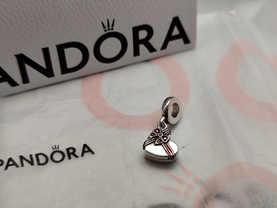 Pendente caixa de bombons da Pandora