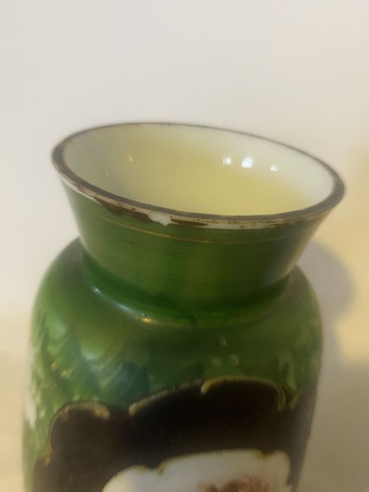 Jarra em vidro opalino pintada a mao