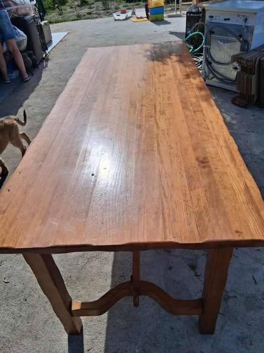 Móveis madeira com mesa e prateleiras