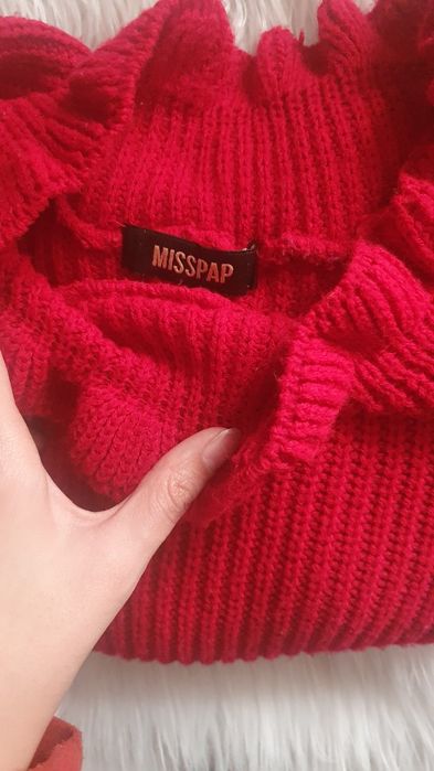 Czerwony sweter w opuszczonymi ramionami stan bdb rozm. S/M