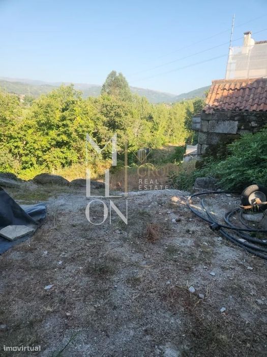 Ruína T3 Com Dois Artigos E 3.100 M² De Terreno — Padronelo, Amarante