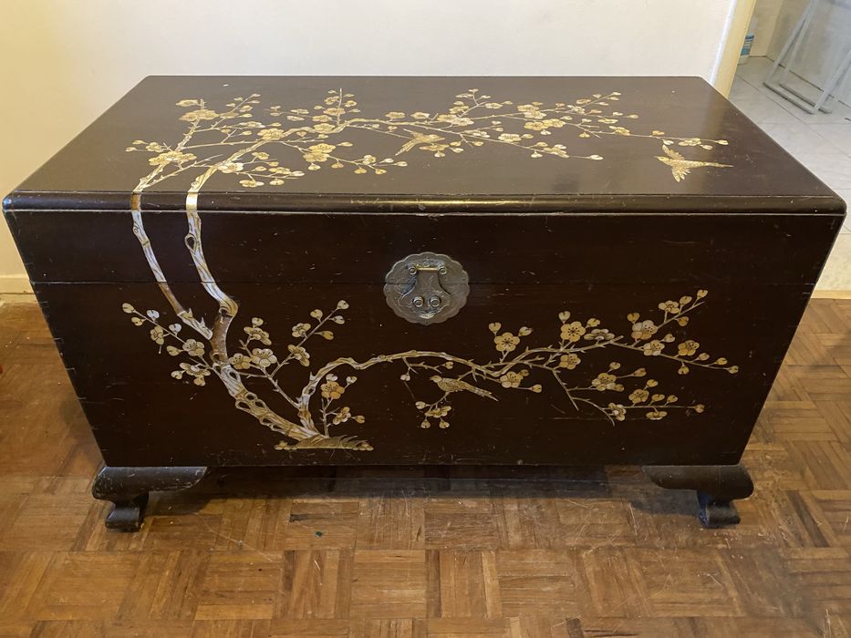 NOVO PREÇO: arca de “canfora” chinesa, de nadeira e madre perola