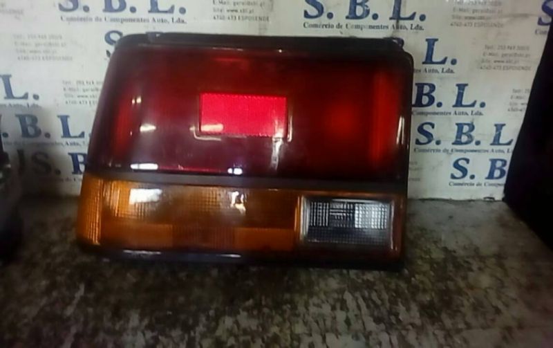 Farolim esquerdo TOYOTA Corolla Sedan (_E8_)