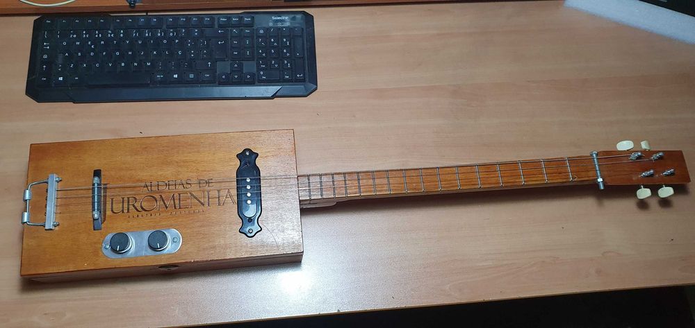 Guitarra (Wine Box Guitar)