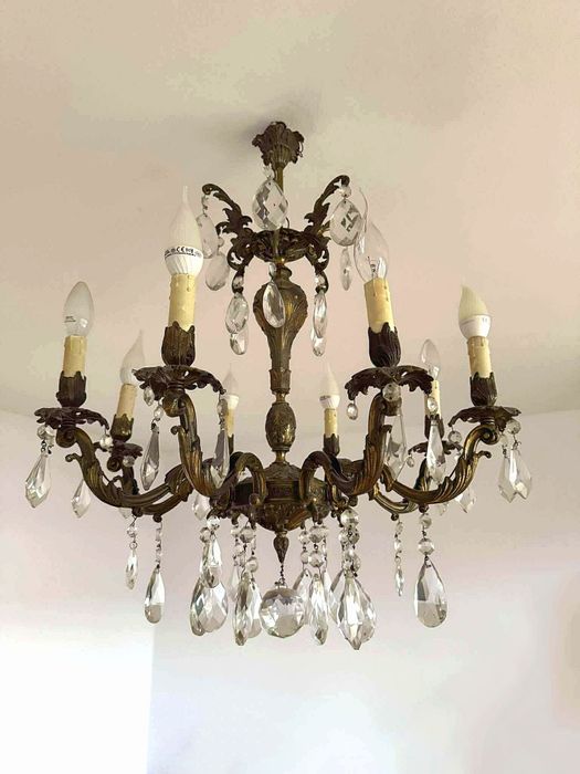 Wielki mosiężny żyrandol