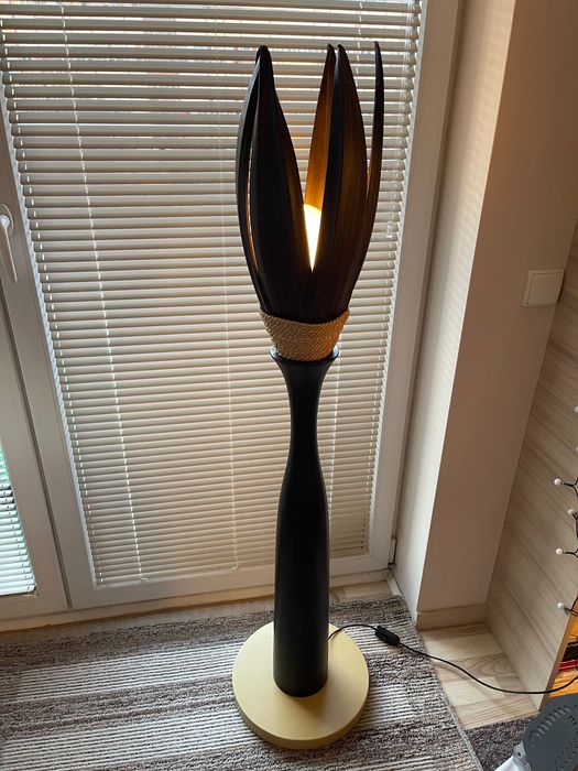 Unikatowa lampa podłogowa z Afryki – rękodzieło z bambusa