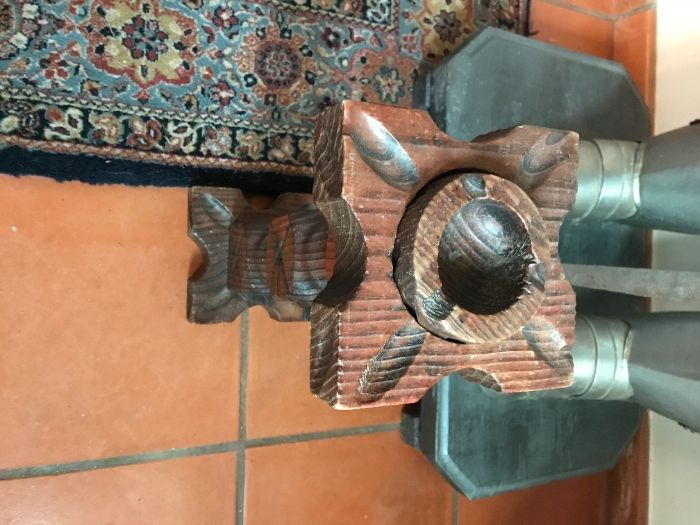 Cinzeiro de madeira esculpida