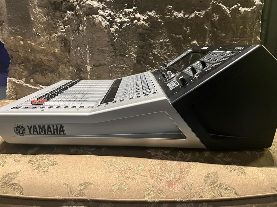 Мікшерний пульт  Yamaha  TF 1