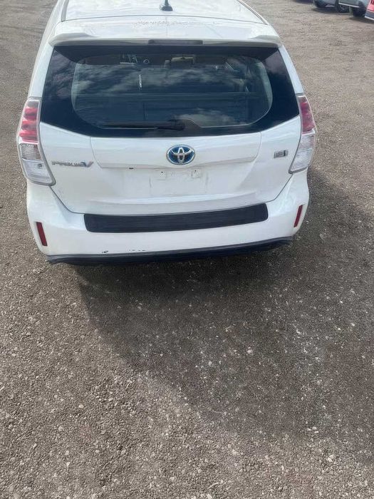 Toyota Prius v Five      2015