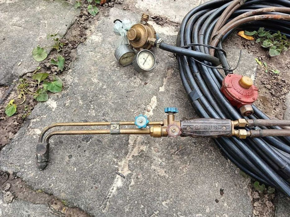 Пальник зварювальний з редуктором та компект шлангів.