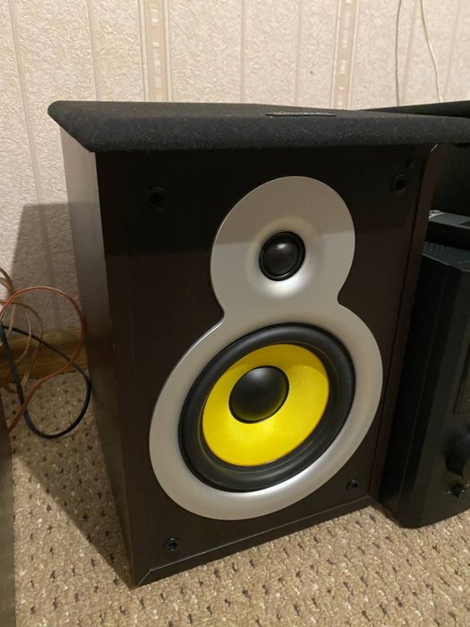 Акустика, колонки microlab pro 2 и sven nf-11 около hi-fi, мониторы