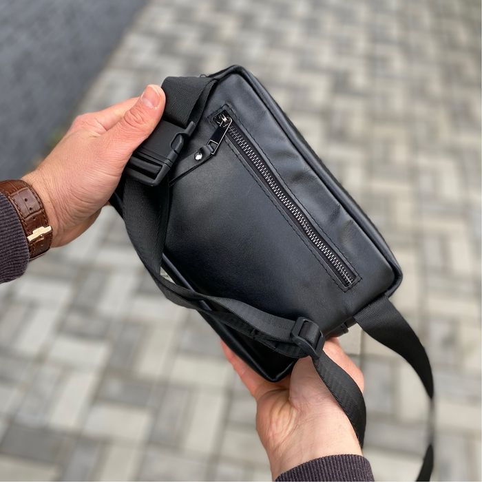 Нагрудна сумка з натуральної шкіри бананка Cube гладка чорна