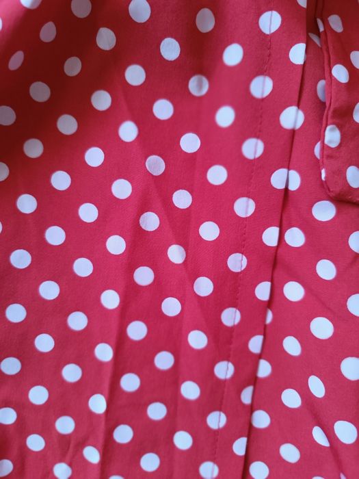 Жіноча сукня в горох на запах