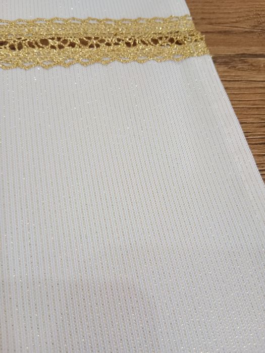 Bieżnik w złote prążki ze złotą ozdobną taśmą pośrodku 90x50