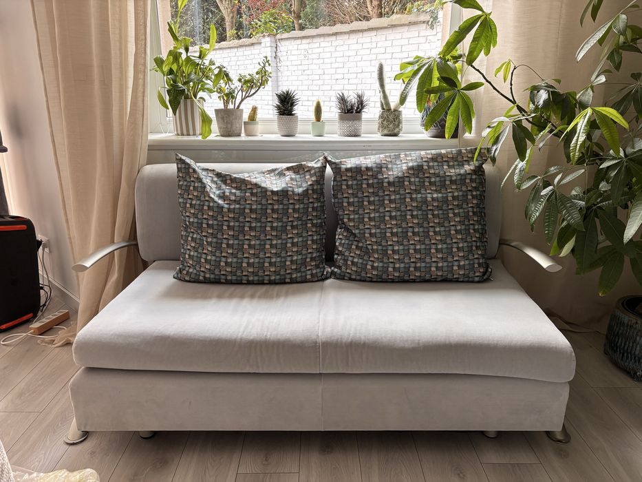 Szara sofa z poduszkami