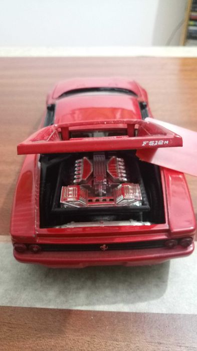 4 carros de colecção (3 Ferraris)