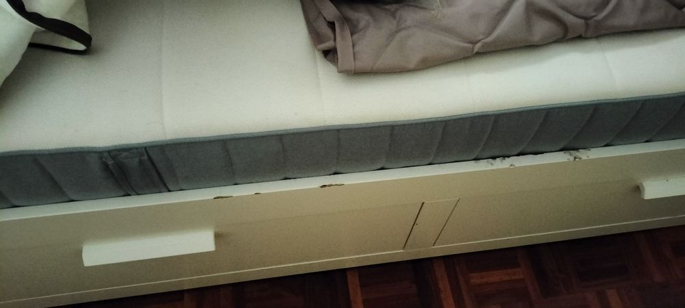 Cama individual com 2 colchões