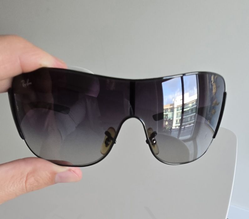 Óculos de sol Ray-Ban em ótimo estado.