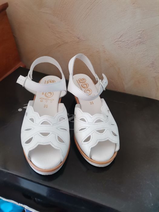 Białe sandałki na koturnie